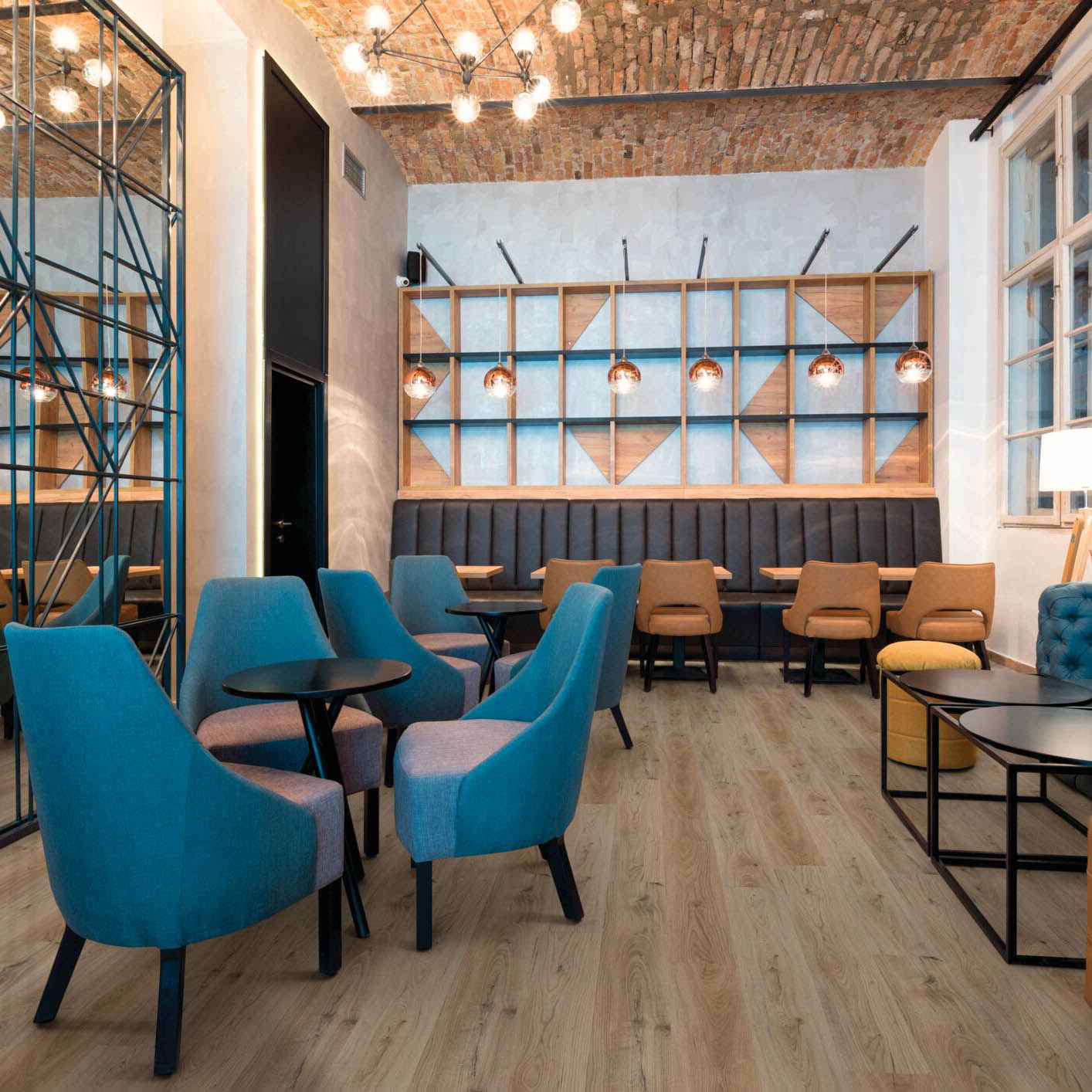 Sol vinyle plombant objectflor simplay westbury oak 2480 chene naturel dans un restaurant