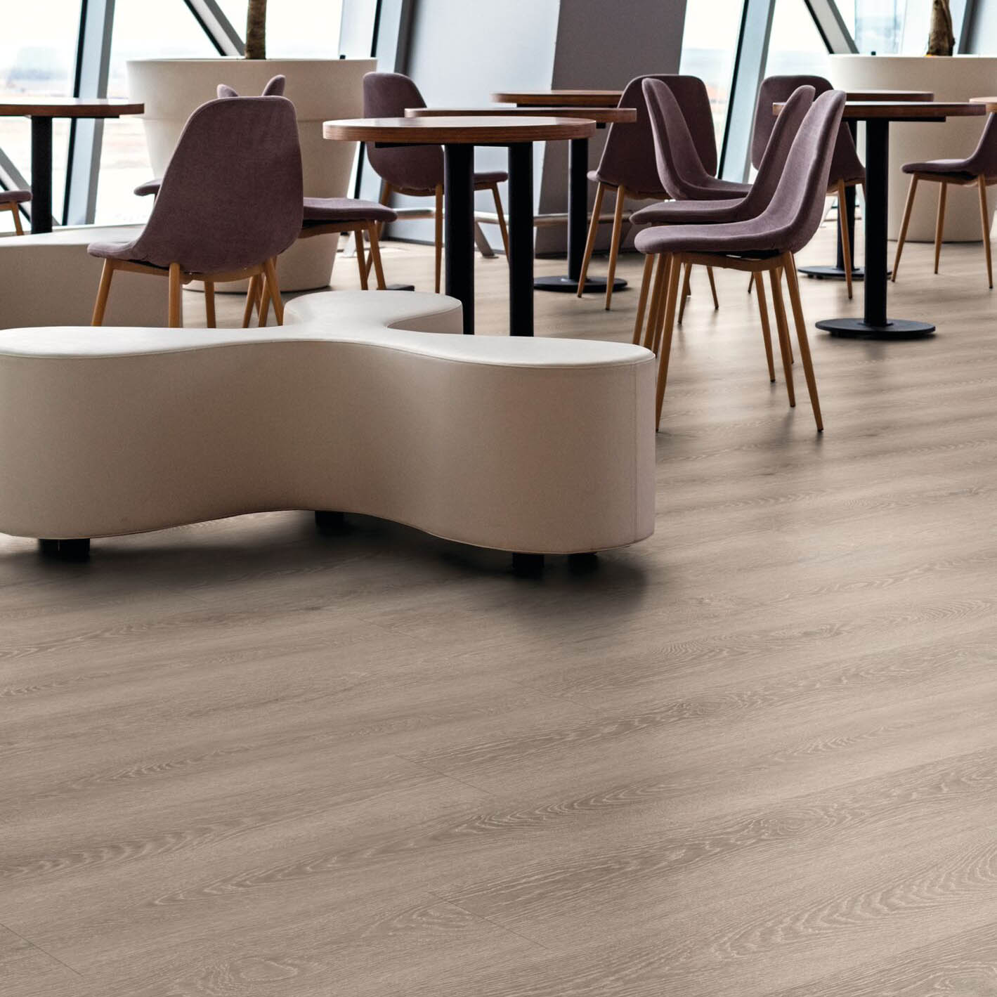 Sol vinyle plombant expona simplay ellington oak 2482 chene naturel dans des locaux professionnels