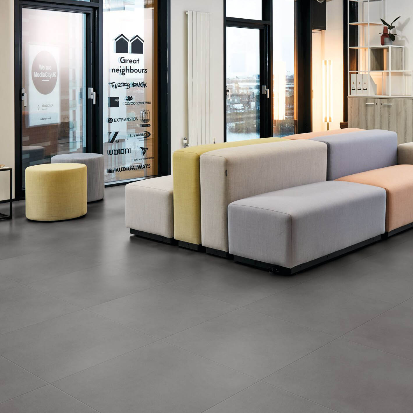 sol vinyle plombant objectflor simplay cold grey concrete 2566 beton dans un hall d'entrée
