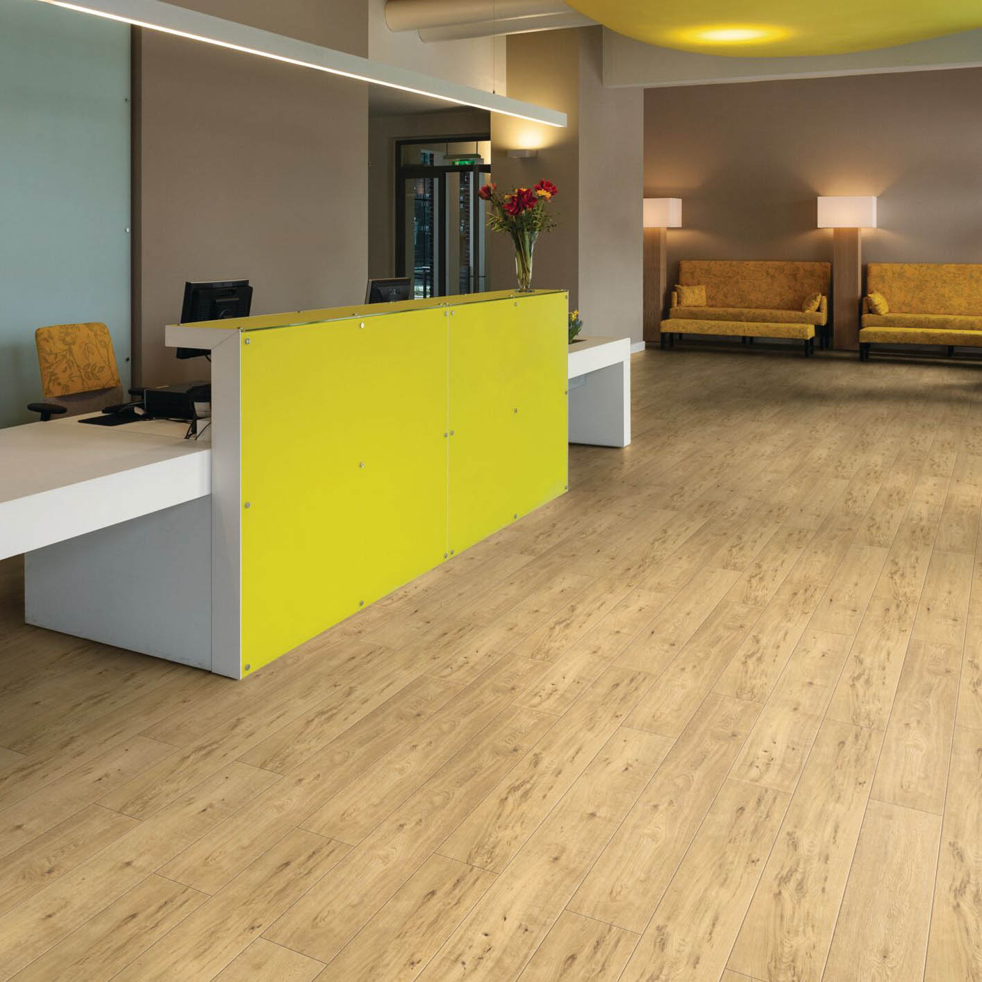 Afterhall_revendeur_sol_Expona_commercial_4058_frensh_vanilla_oak_chene_photo_mise_situation Lames de sol vinyle à coller haut de gamme aspect chêne naturel dans un hall d'entrée