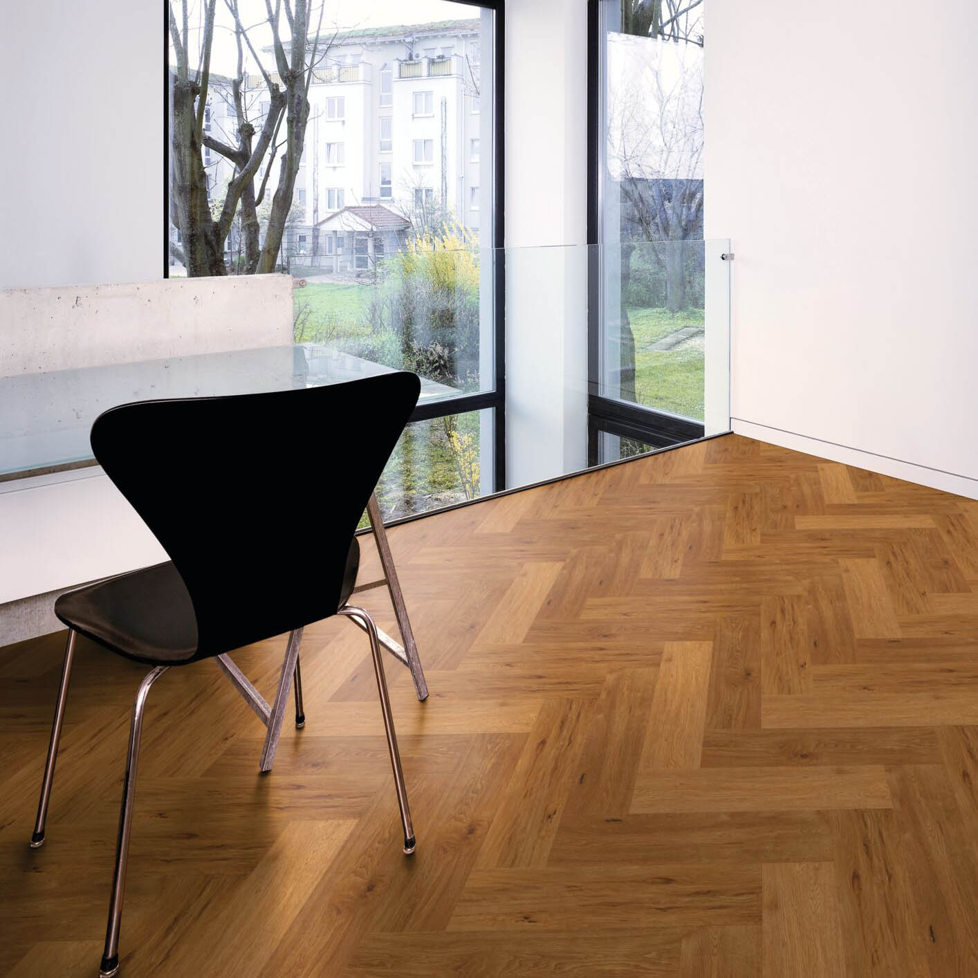 Afterhall_revendeur_sol_Expona_commercial_4121_saffron_oak_parquet_chene_fonce_photo_ambiance Revêtement en vinyle pvc à coller aspect chêne foncé bâtons rompus dans des locaux professionnels