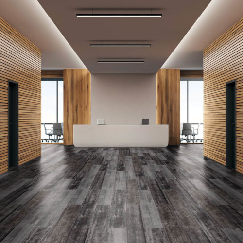 Acheter en ligne Objecflor Expona Commercial, Sol vinyle design en bois noir dans le hall d'un local professionnel très moderne offrant un style épuré ambiance et style sobre