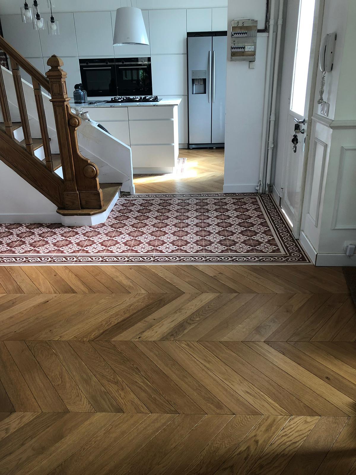 Les nouvelles tendances de revêtements de sol en 2025 101 Hall d'entrée revêtement de sol mix & match parquet carrelage