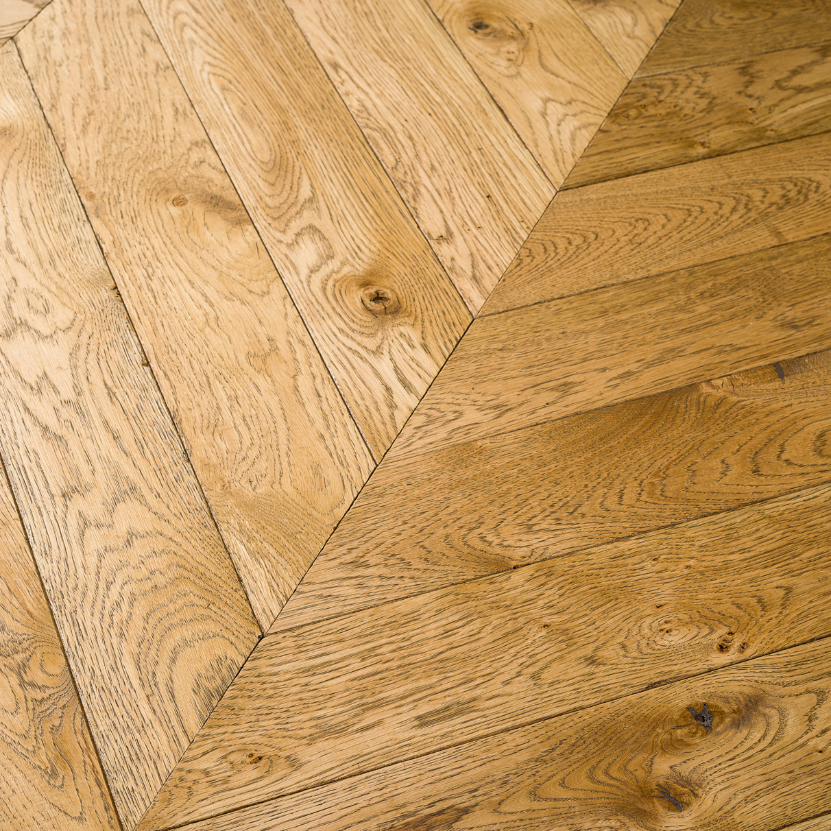 Parquet massif point de hongrie, Chêne de l'Est. Revendeur After Hall.