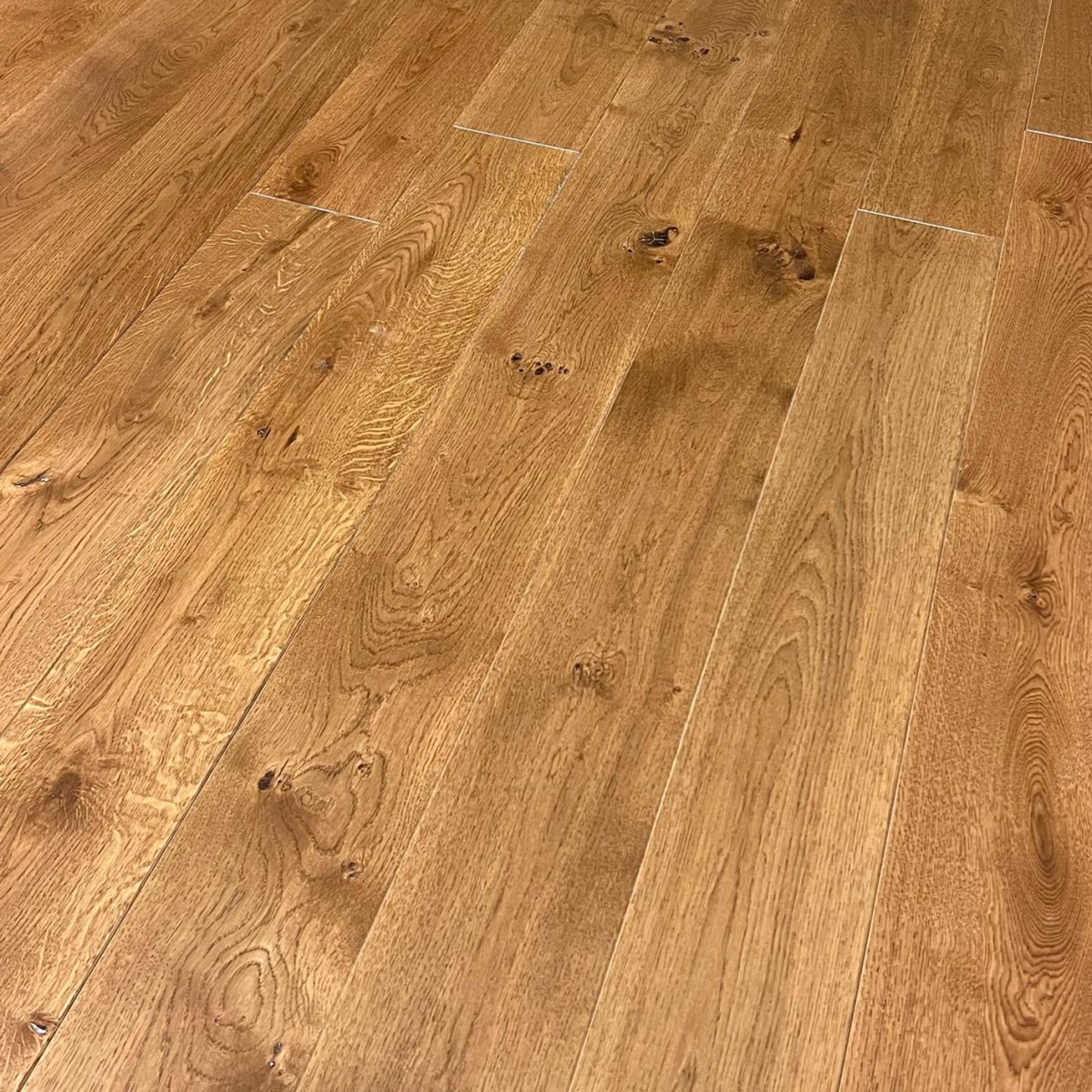 Parquet massif, lame de 15mm d'épaisseur et 90mm de largeur. After Hall, Chêne de l'Est.
