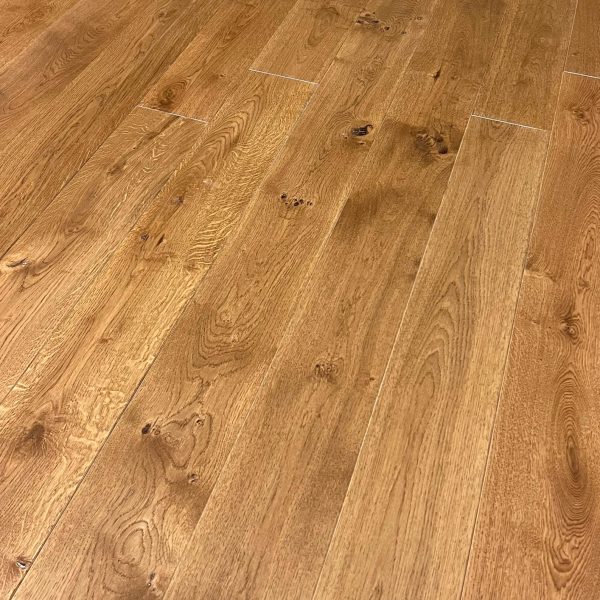 Parquet massif, lame de 15mm d'épaisseur et 90mm de largeur. After Hall, Chêne de l'Est.