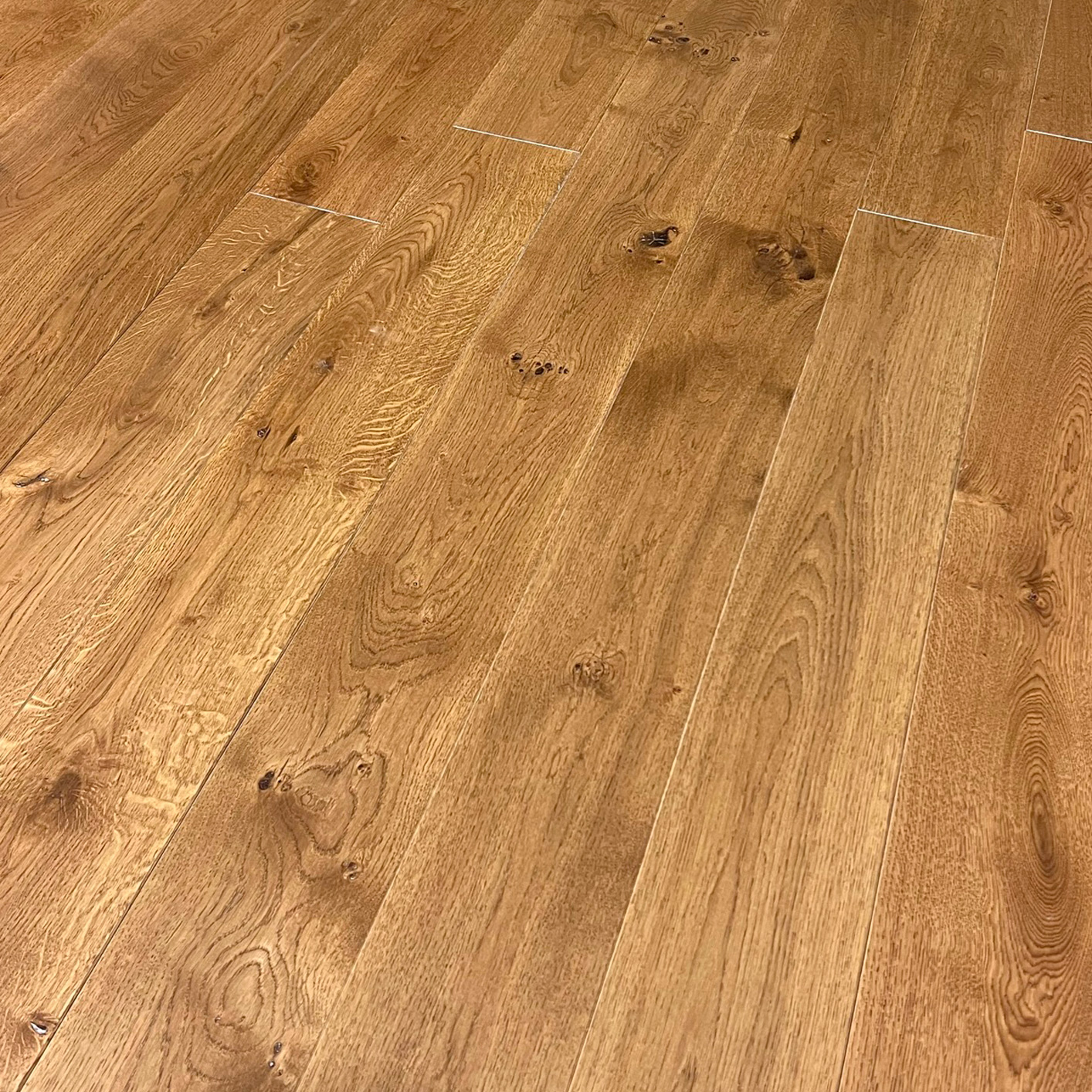 Parquet massif, lame de 15mm d'épaisseur et 90mm de largeur. After Hall, Chêne de l'Est.