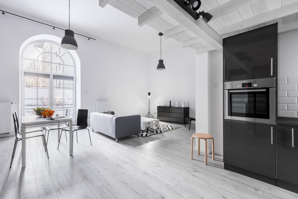 Agrandir une pièce grâce au sol 19 salon moderne revetement de sol gris