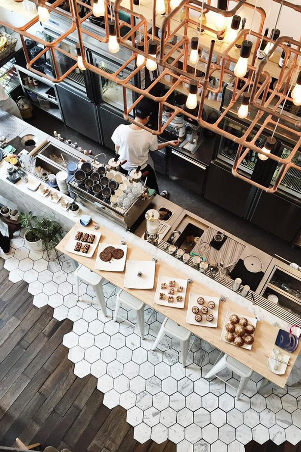 Cuisine d'un restaurant avec du parquet et du carrelage