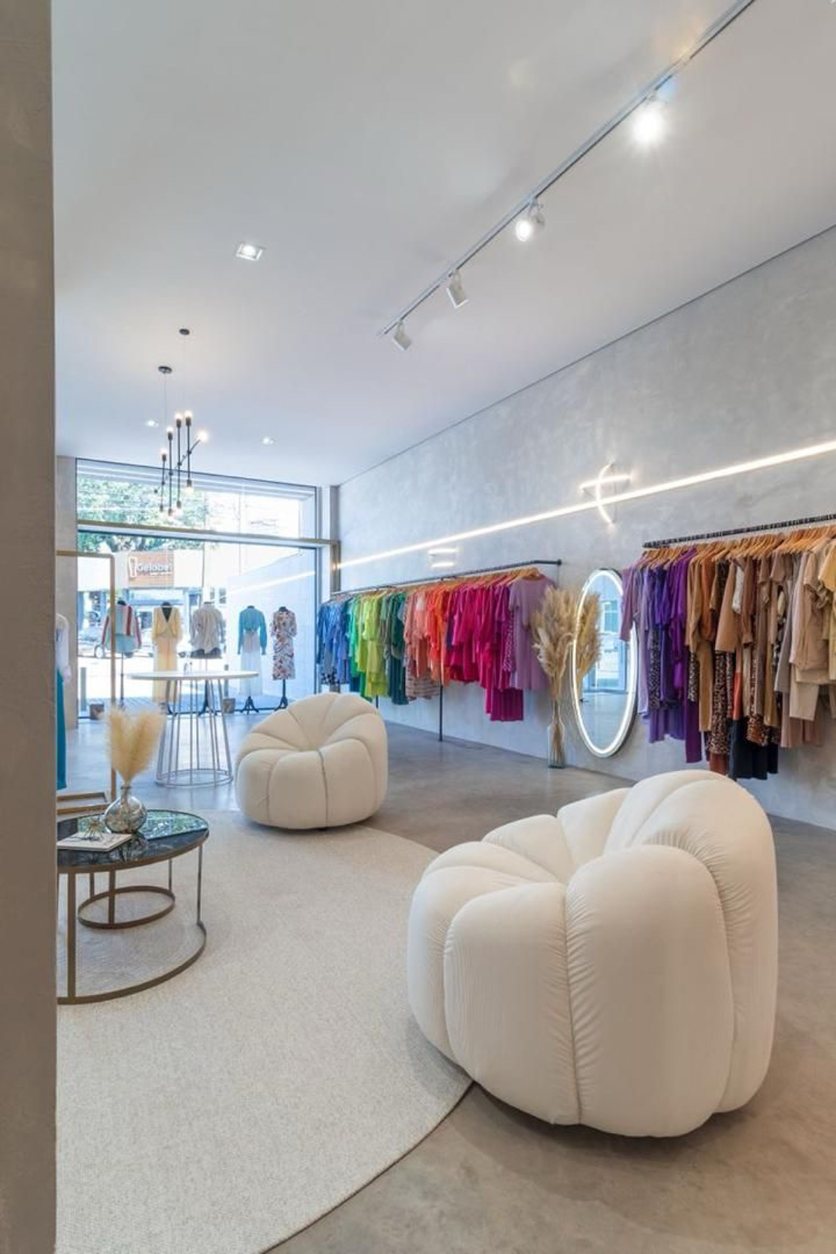 Sol en béton lisse dans un magasin