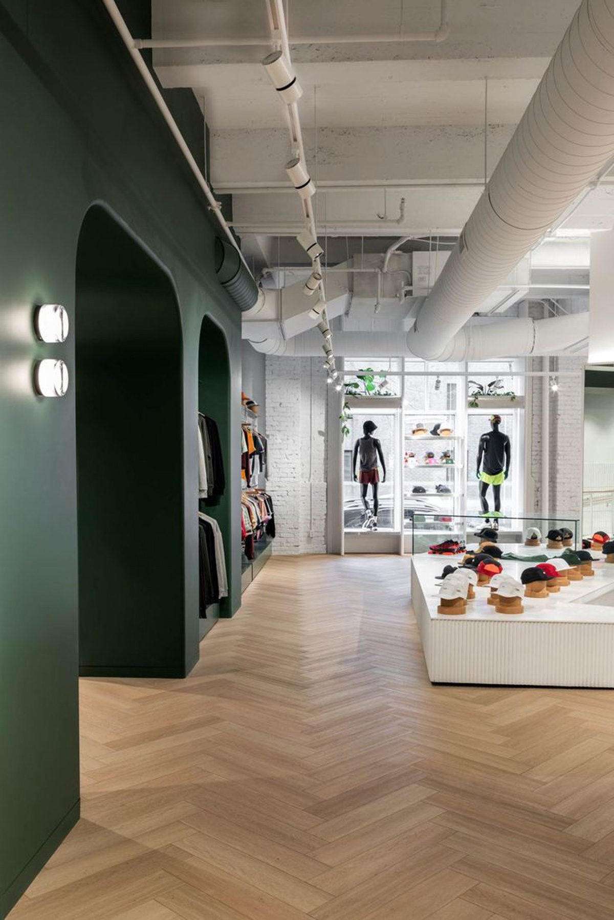 Sol en bâtons rompus dans un magasin de vêtements