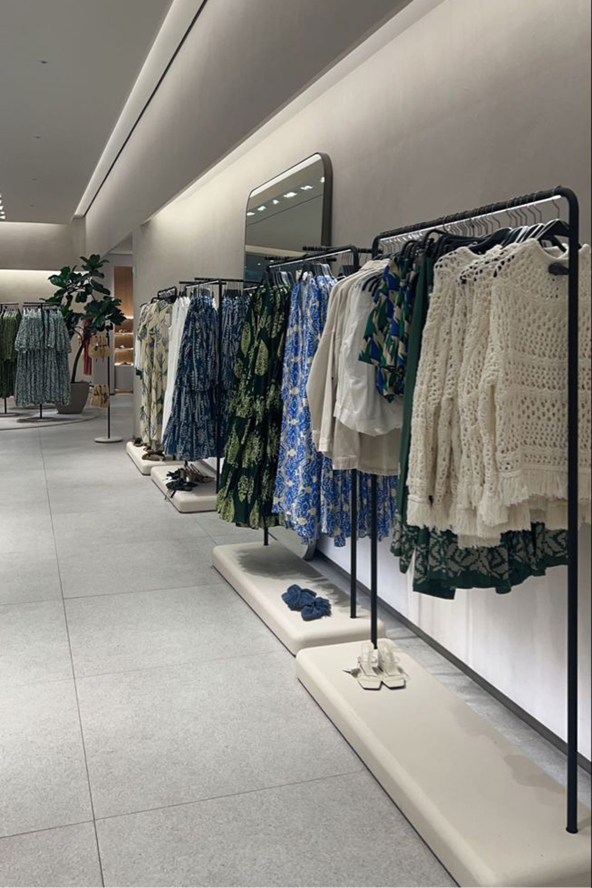 Sol en carrelage haut de gamme dans un magasin de vêtements
