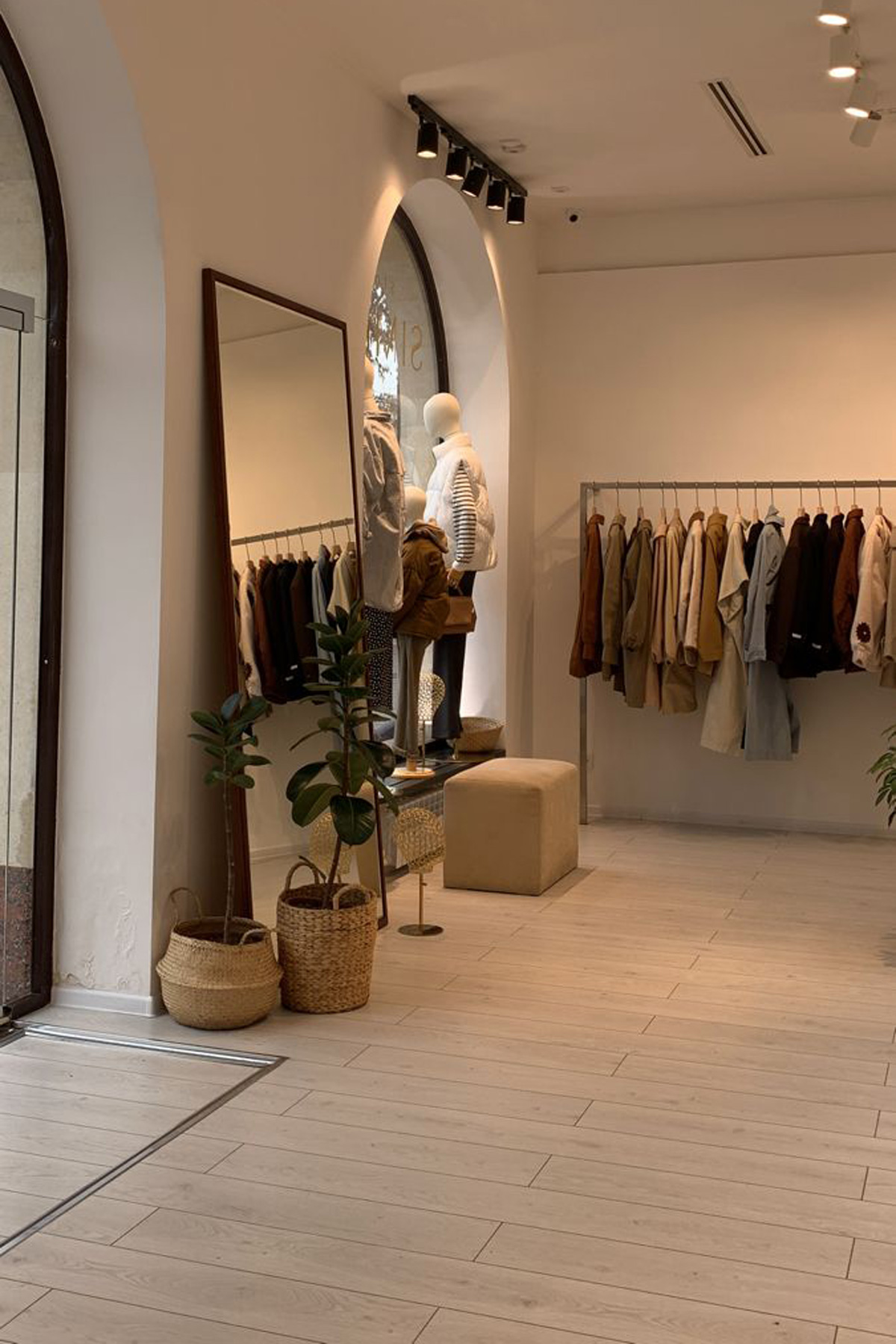 Magasin moderne avec un sol isolant