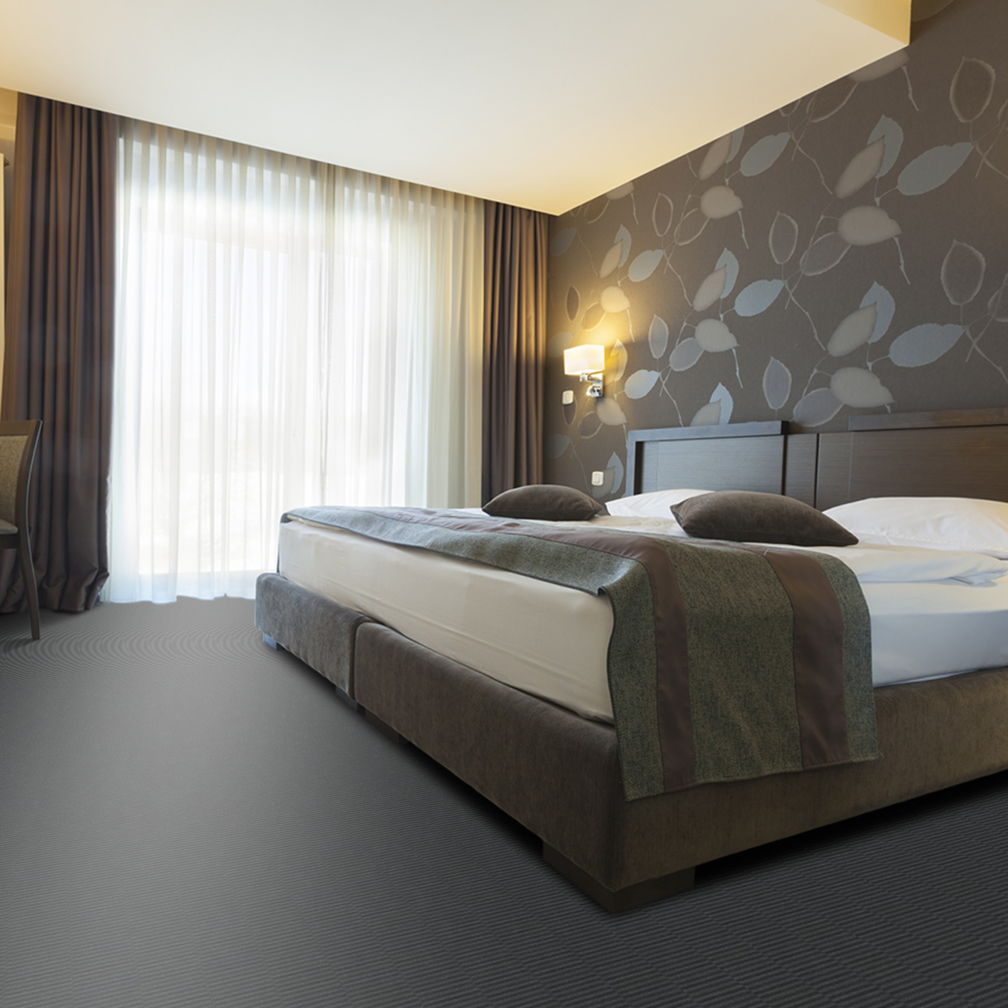 Chambre avec moquette velours rayée à coller Balsan Bridge 960 ardoise