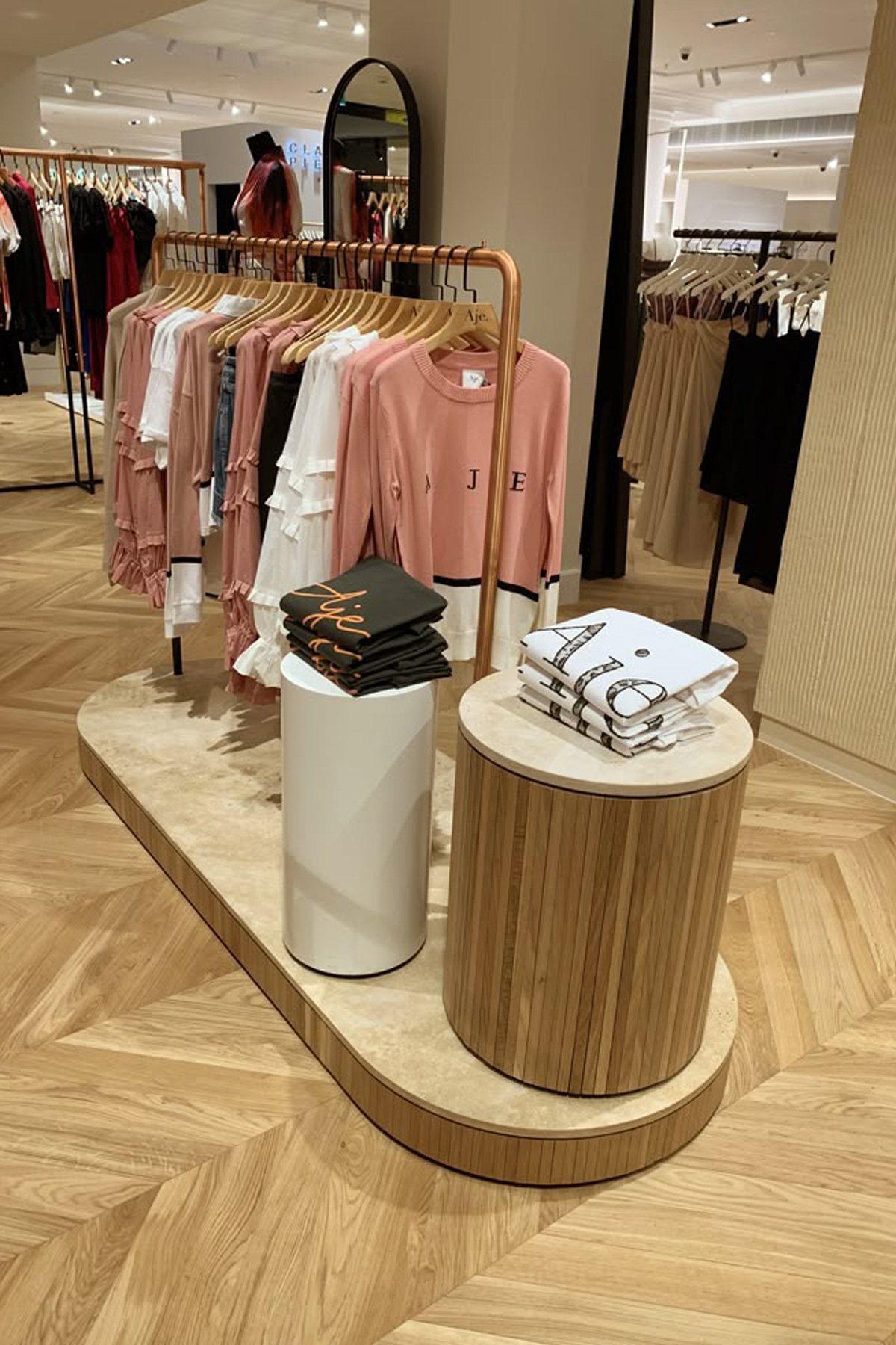 Sol en point de hongrie dans un petit magasin