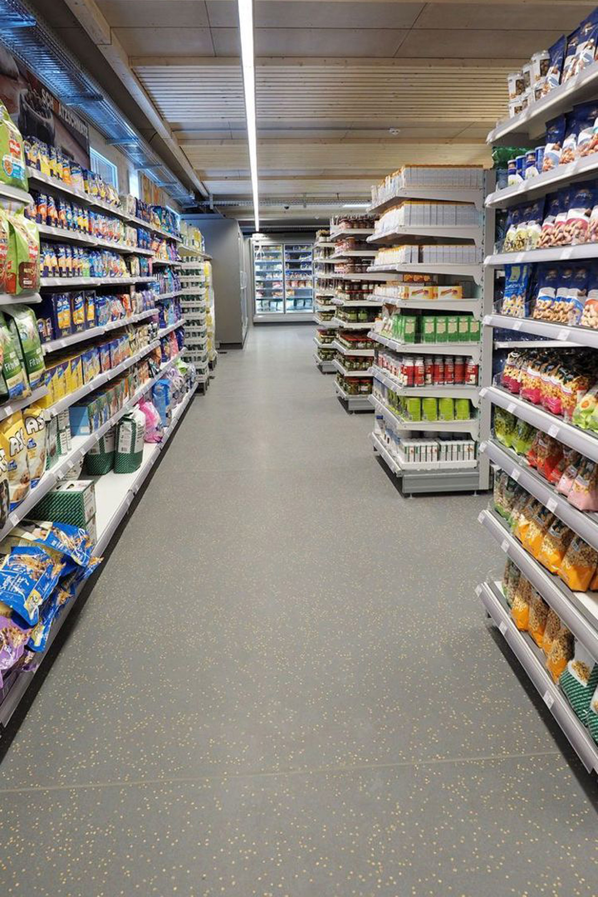Sol gris résistant dans un supermarché