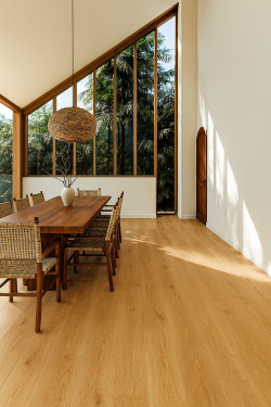 Ambiance salle a manger lumineuse et spacieuse avec un sol vinyle bois clair Marar Wood K07