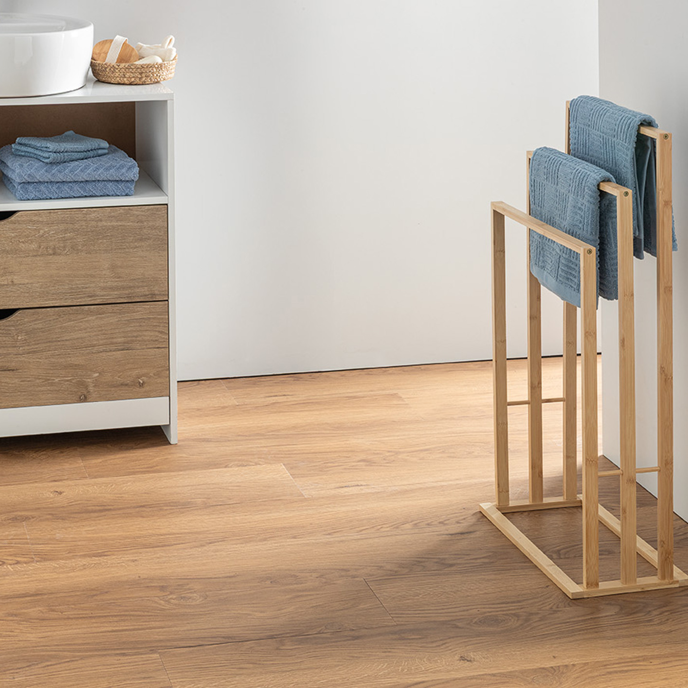 Salle de bain avec sol vinyle à coller Kalinafloor Bordo 32 chêne foncé