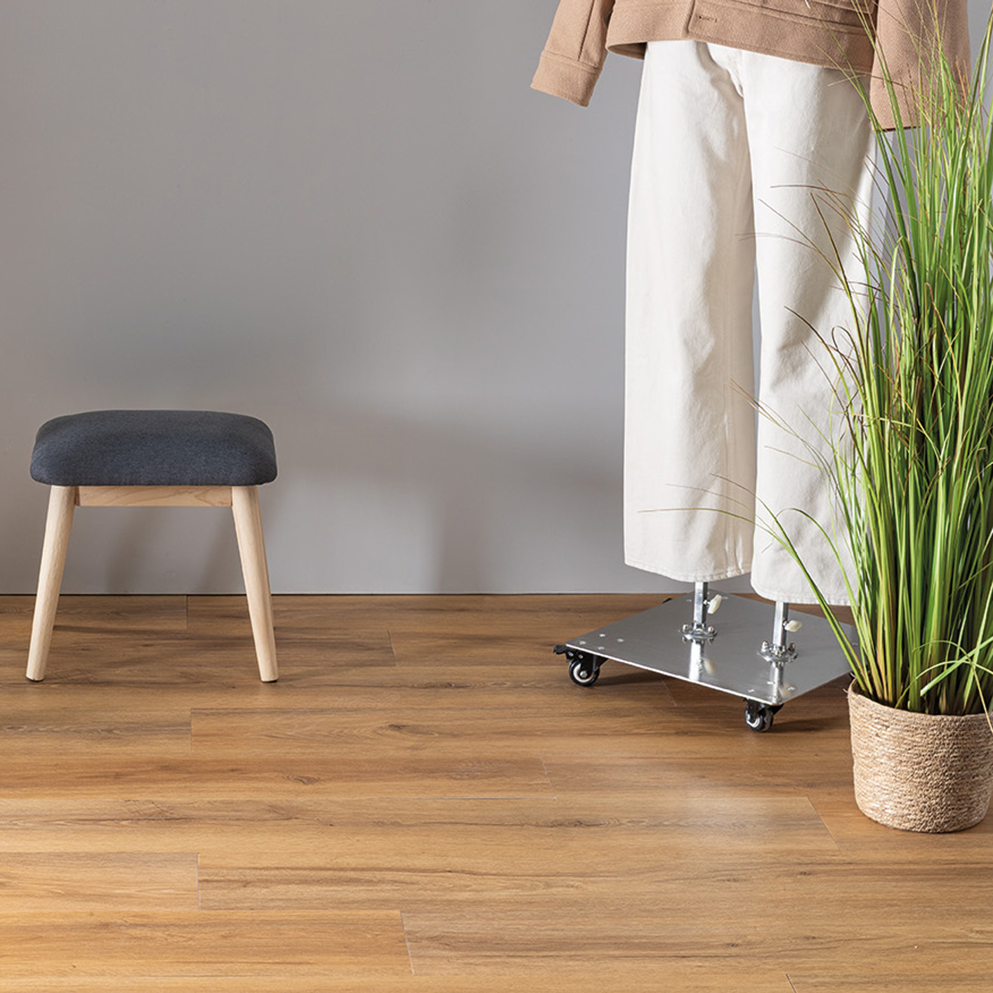 lames_pvc_kalinafloor_aspect_chene_clair_a_clipser_photo_mise_scene Mannequin sur un sol vinyle à clipser Kalinafloor Aria Wood 28 chêne clair