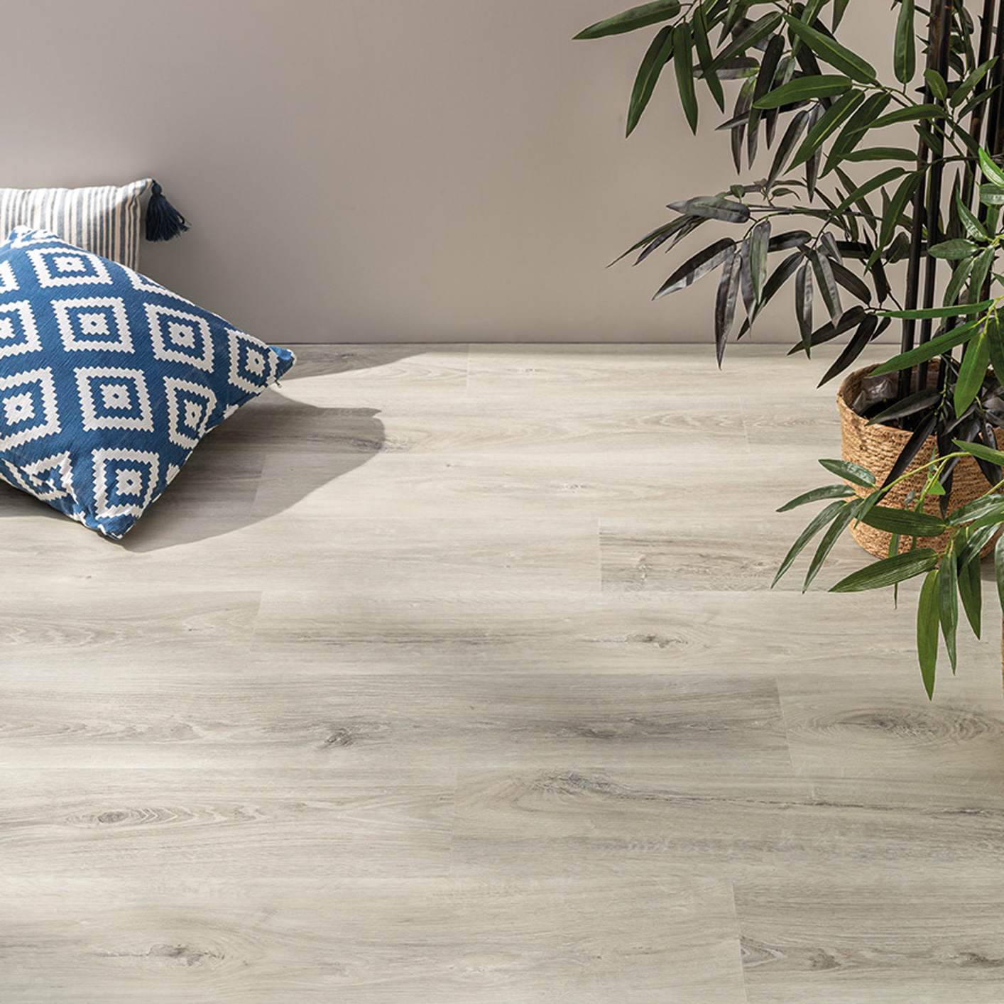 sol_aspect_chene_gris_pvc_kalinafloor_clipsable_mise_en_situation Coussins et plante en pot sur un sol vinyle à clipser Kalinafloor Portofino 90 chêne grisé
