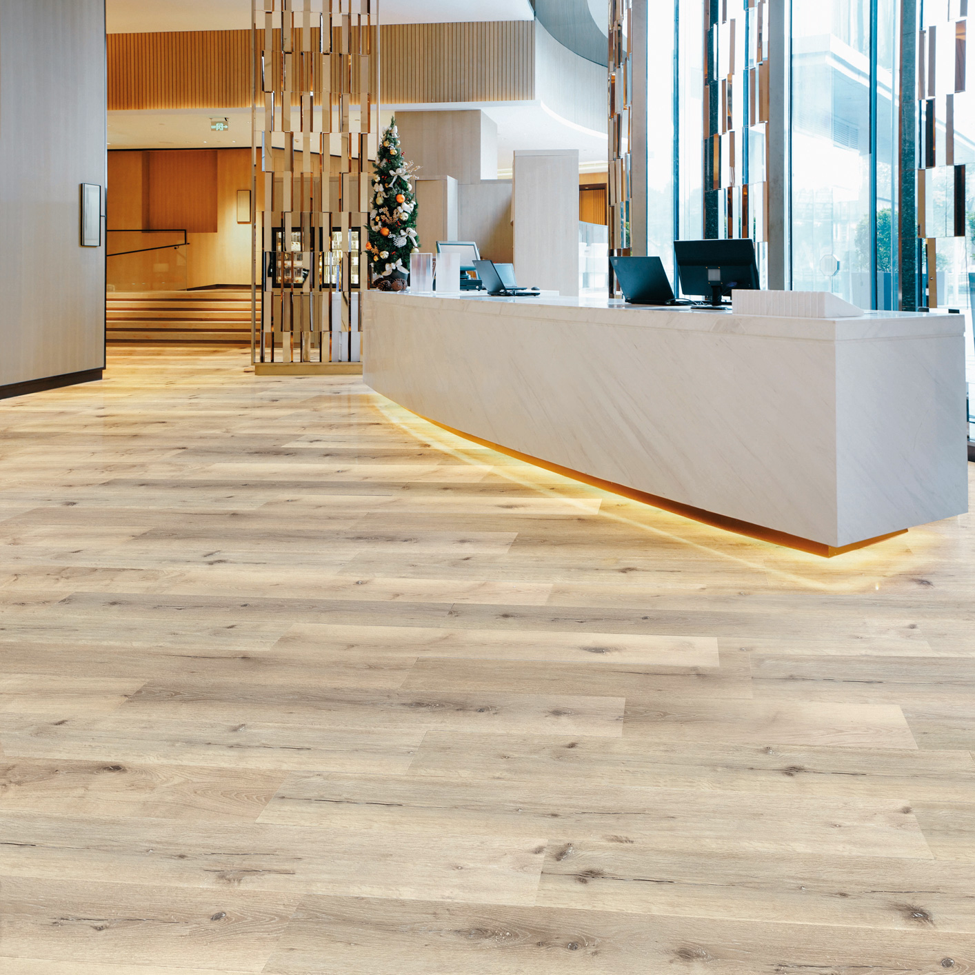 Local professionnel avec sol vinyle à clipser Kalinafloor Portofino 31 aspect chêne clair