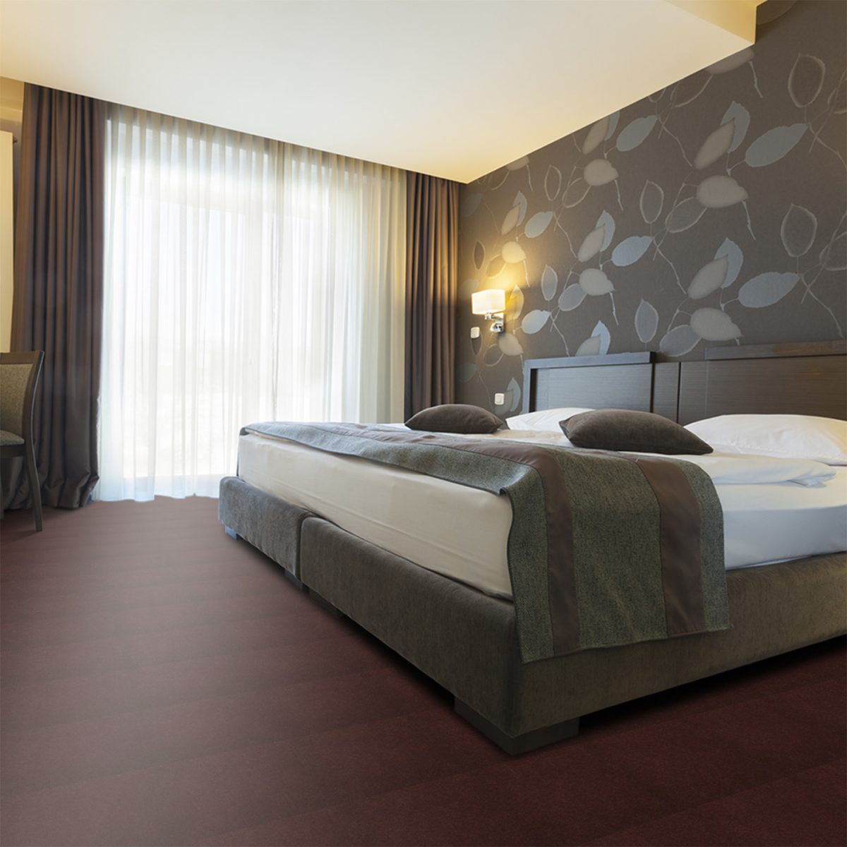 Moquette épaisse rouge dans une chambre d'hôtel