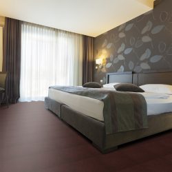 Moquette épaisse rouge dans une chambre d'hôtel