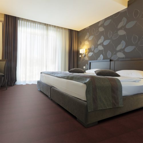 Moquette épaisse rouge dans une chambre d'hôtel