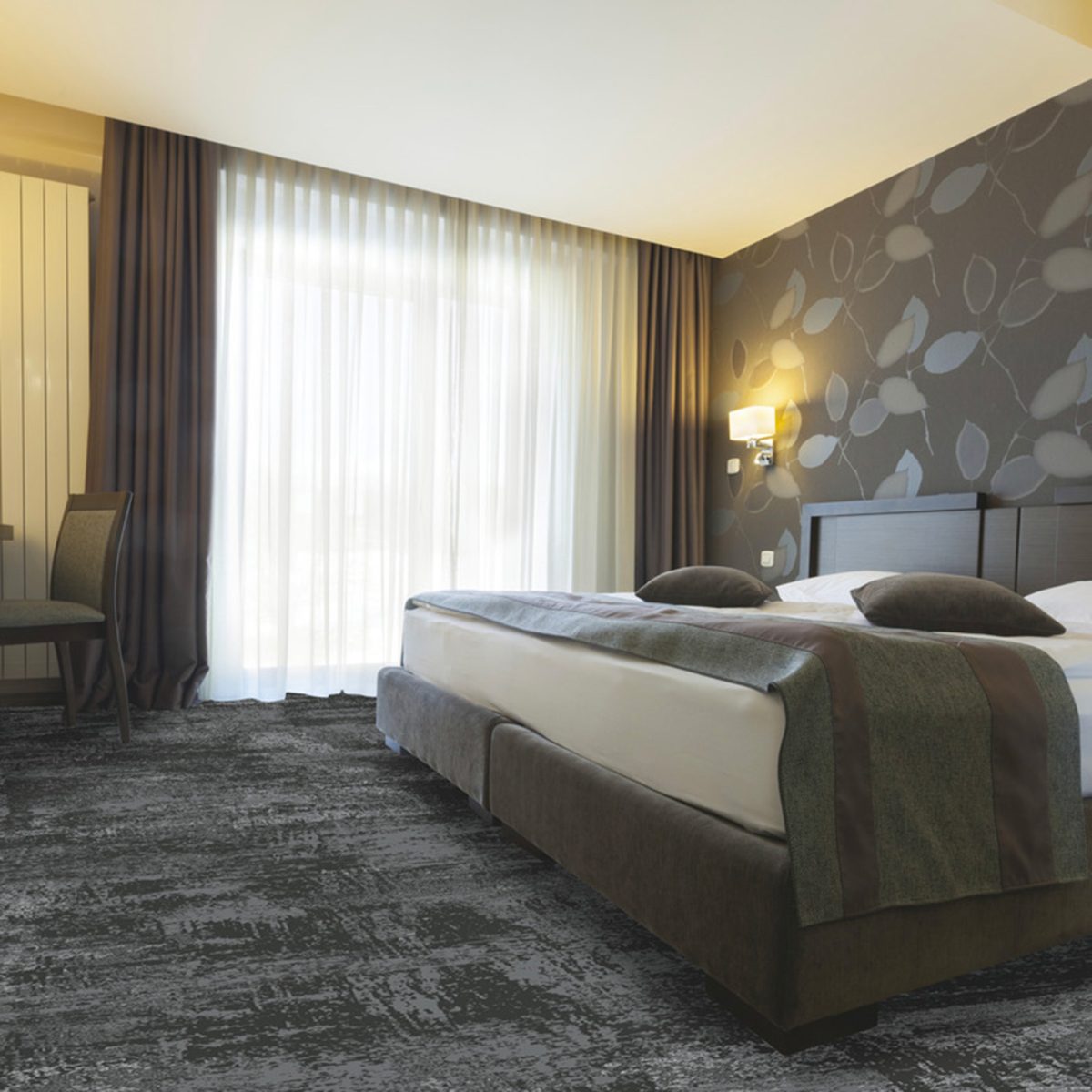 balsan moquette epaisse velours a coller noire mise en scene