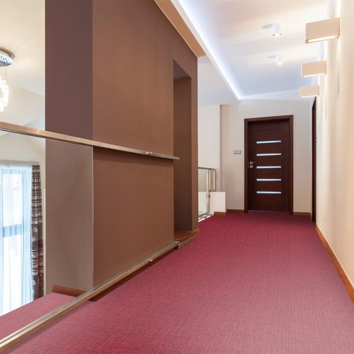 Moquette rouge balsan dans un couloir