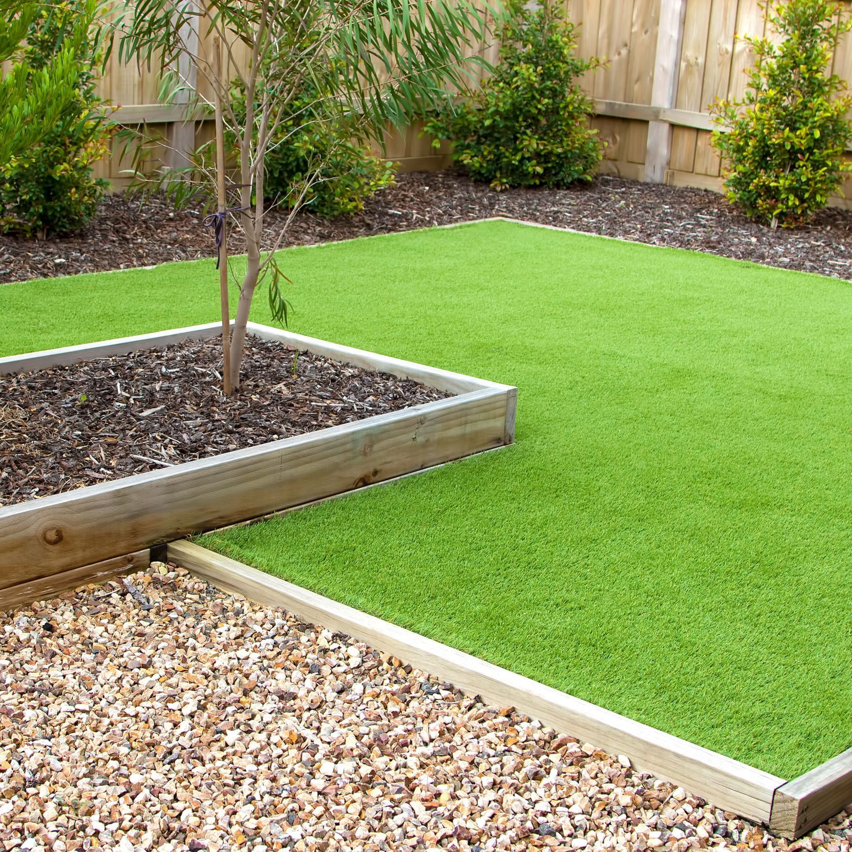 jardin moderne avec carré de verdure en gazon synthetique