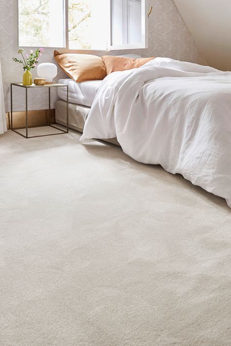 Comment nettoyer son sol en 2025 ? 29 Chambre avec moquette haut de gamme grise en velours