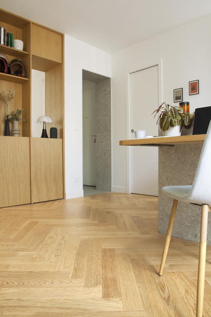 Comment nettoyer son sol en 2025 ? 22 Parquet contrecollé en bâtons rompus dans un salon moderne