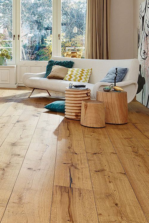 Comment nettoyer son sol en 2025 ? 27 Salon moderne avec un parquet massif durable et haut de gamme
