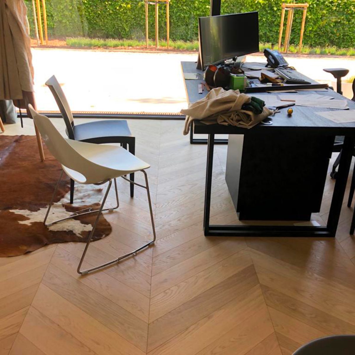 parquet point de hongrie massif a coller chene de lest mise en scene salon