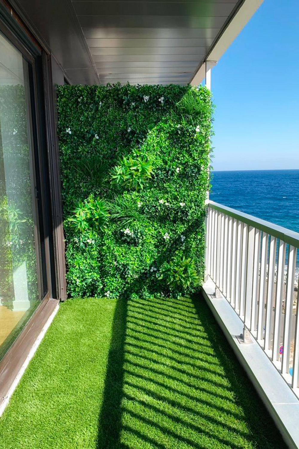 Pourquoi choisir le gazon synthétique en 2025 ? 32 Balcon appartement avec gazon synthétique haut de gamme