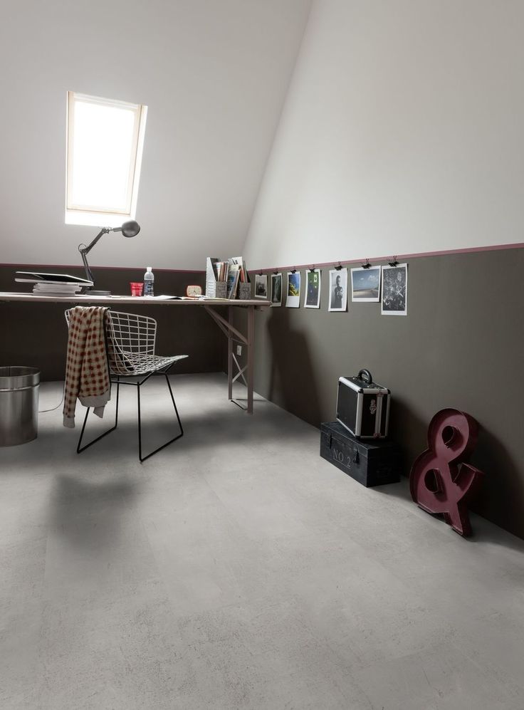 Les avantages du revêtement de sol vinyle en 2025 18 Revêtement de sol en vinyle aspect béton ciré dans un bureau