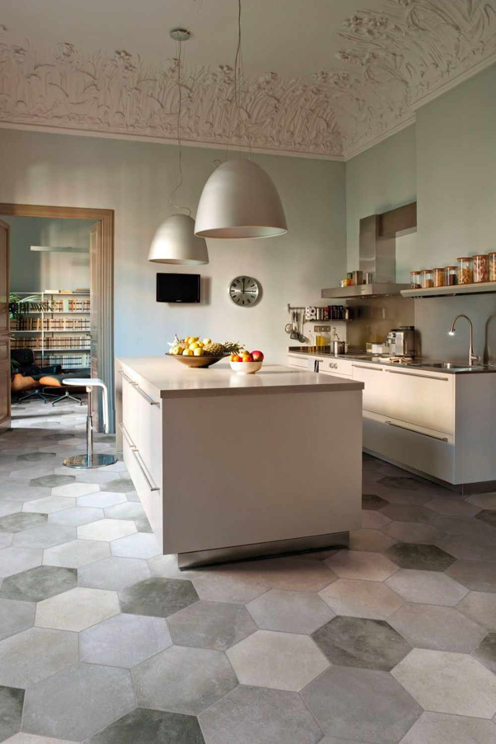Quel sol pour aménager sa cuisine en 2025 ? 26 Cuisine moderne avec du carrelage à motif