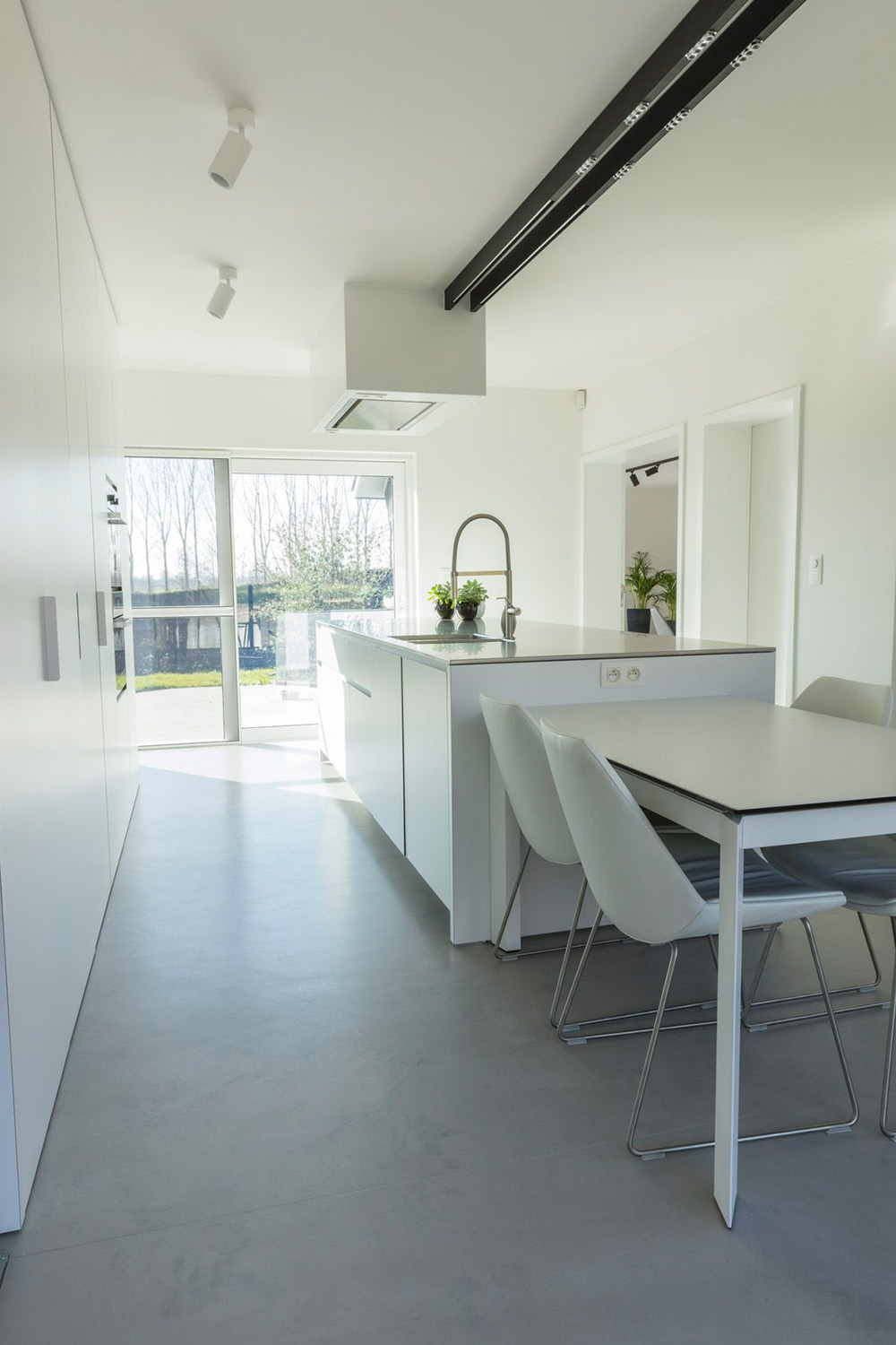 Quel sol pour aménager sa cuisine en 2025 ? 30 Maison moderne avec sol en béton lisse dans la cuisine