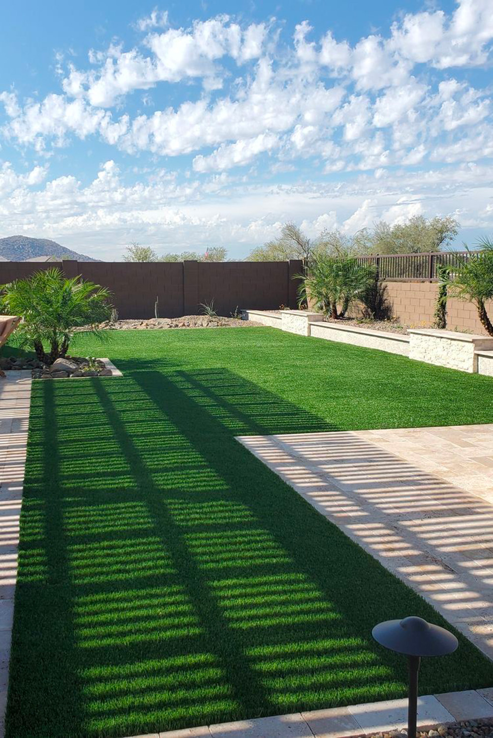 Pourquoi choisir le gazon synthétique en 2025 ? 36 Gazon synthétique confortable dans un jardin