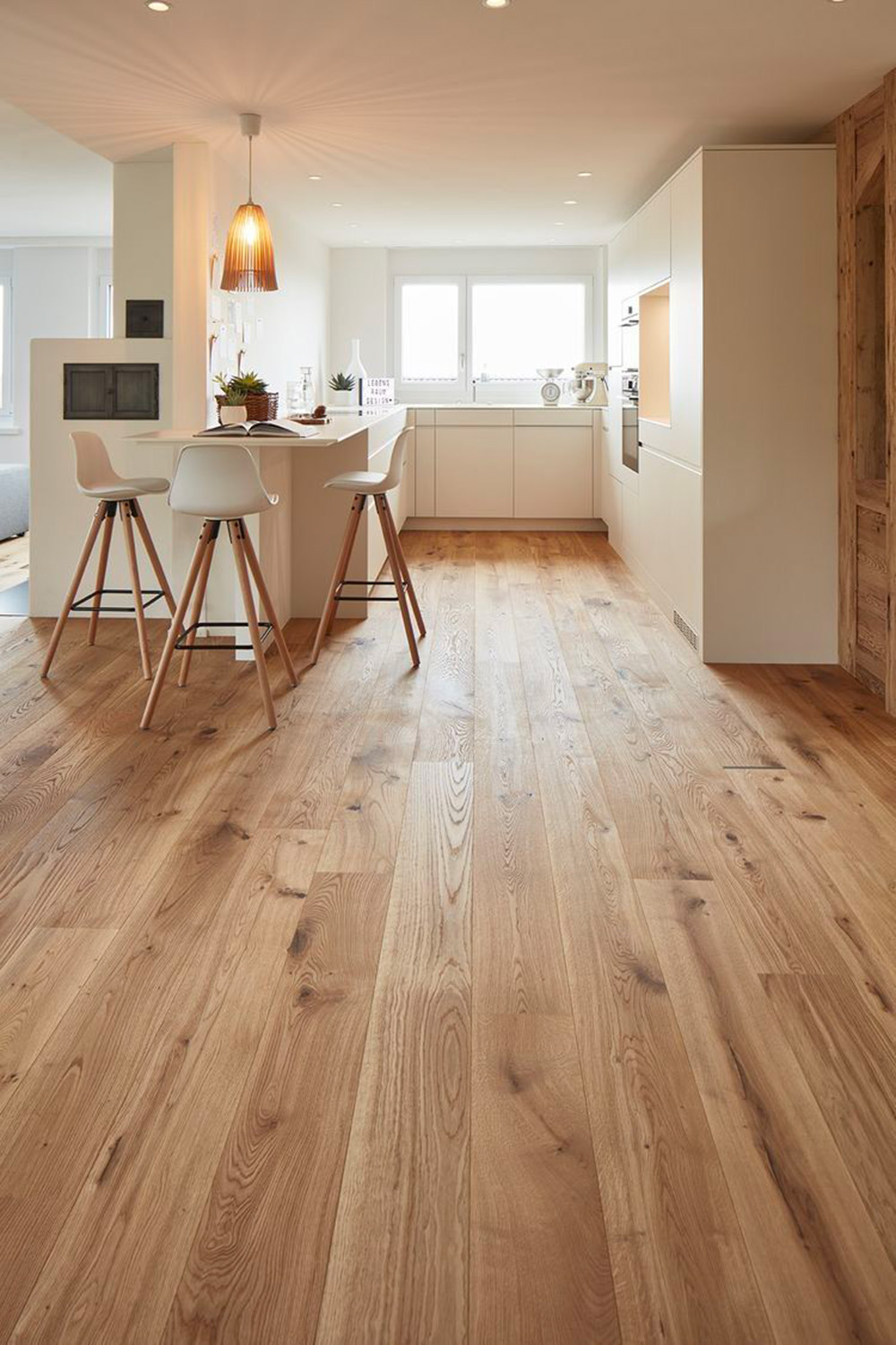 Cuisine moderne avec sol en parquet massif