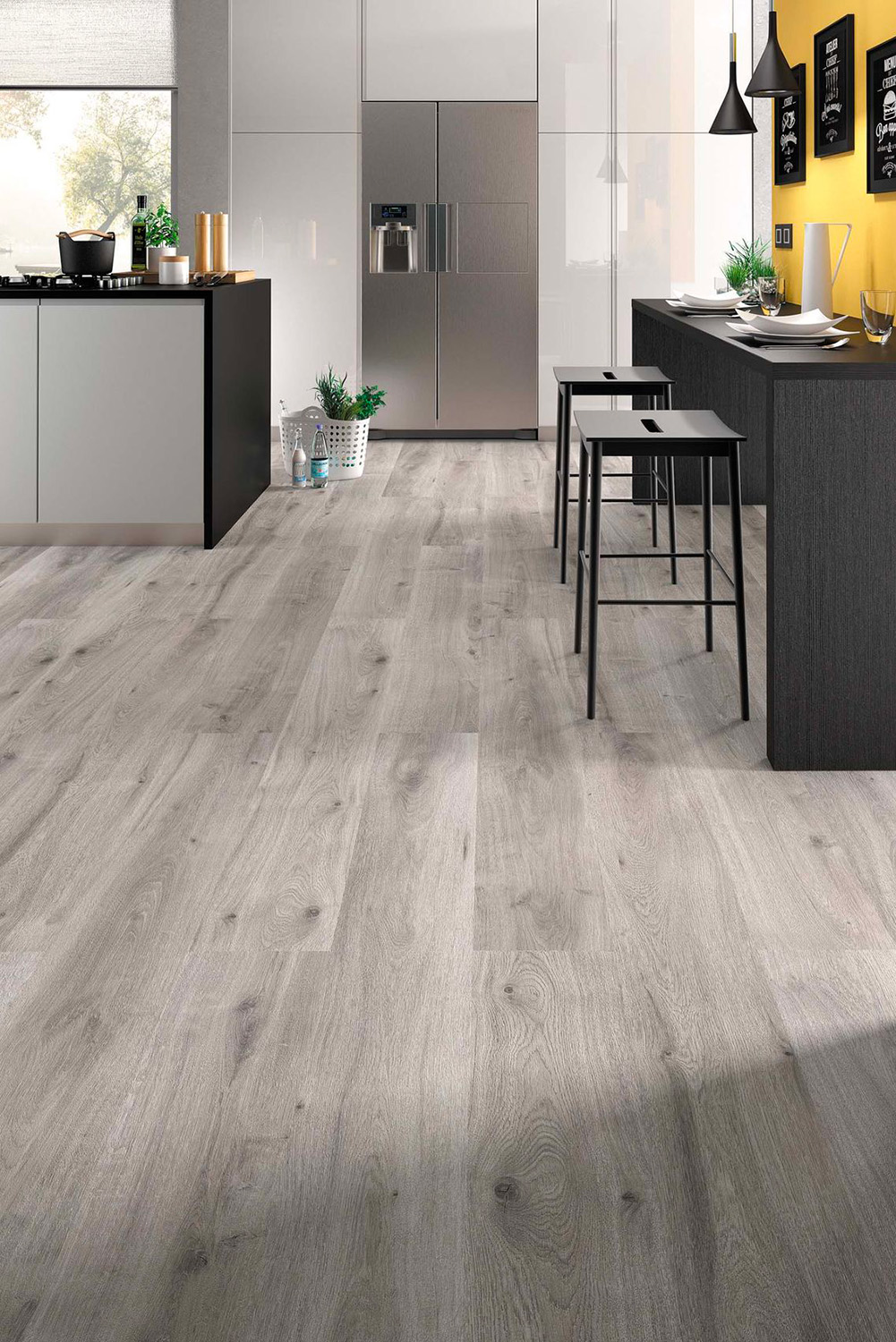 Quel sol pour aménager sa cuisine en 2025 ? 29 Cuisine avec du parquet stratifié aspect chêne gris