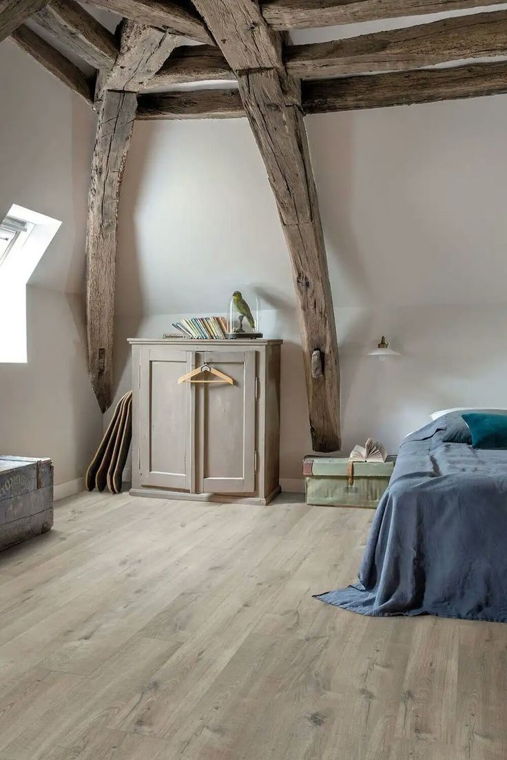 Les avantages du revêtement de sol vinyle en 2025 23 Chambre moderne avec du revêtement de sol en vinyle