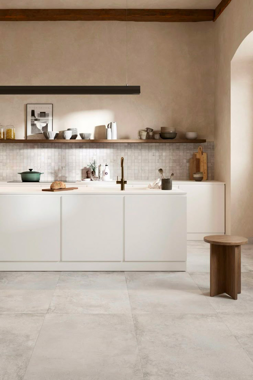 Quel sol pour aménager sa cuisine en 2025 ? 19 Carrelage haut de gamme dans une cuisine
