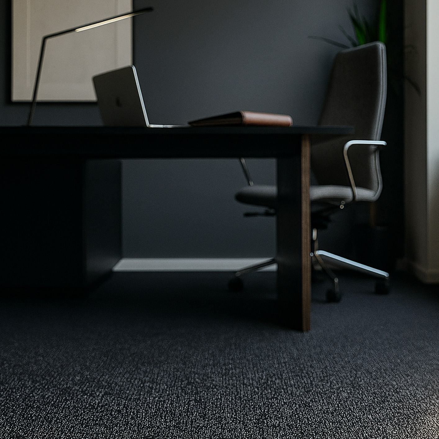 Bureau moderne avec sol vinyle tressé plombant de couleur noire