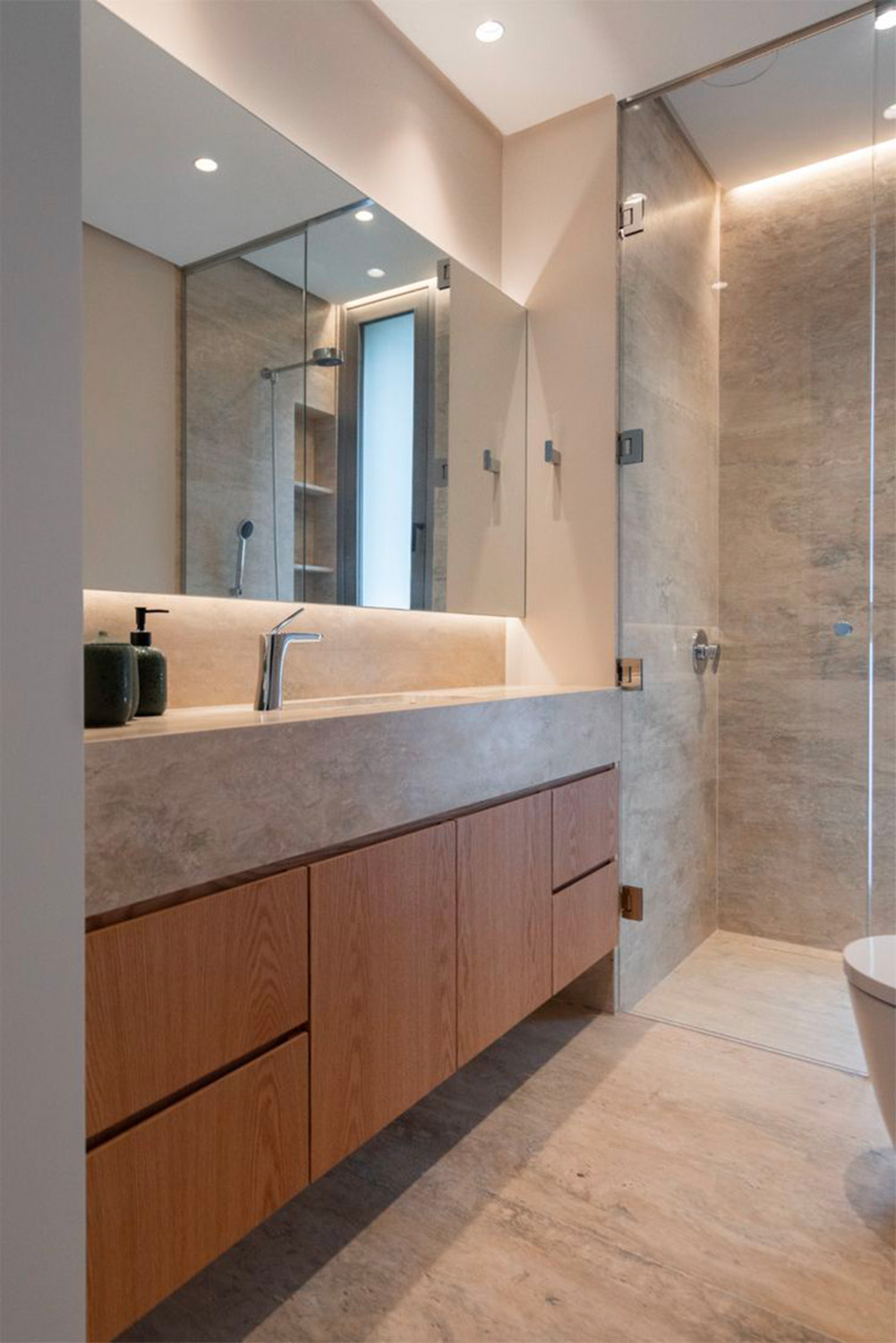 Salle de bain moderne avec du revêtement de sol en vinyle