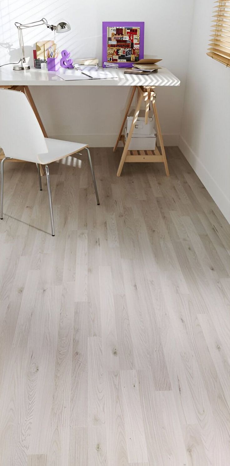 Les avantages du revêtement de sol vinyle en 2025 24 Bureau avec revêtement de sol en vinyle aspect chêne gris