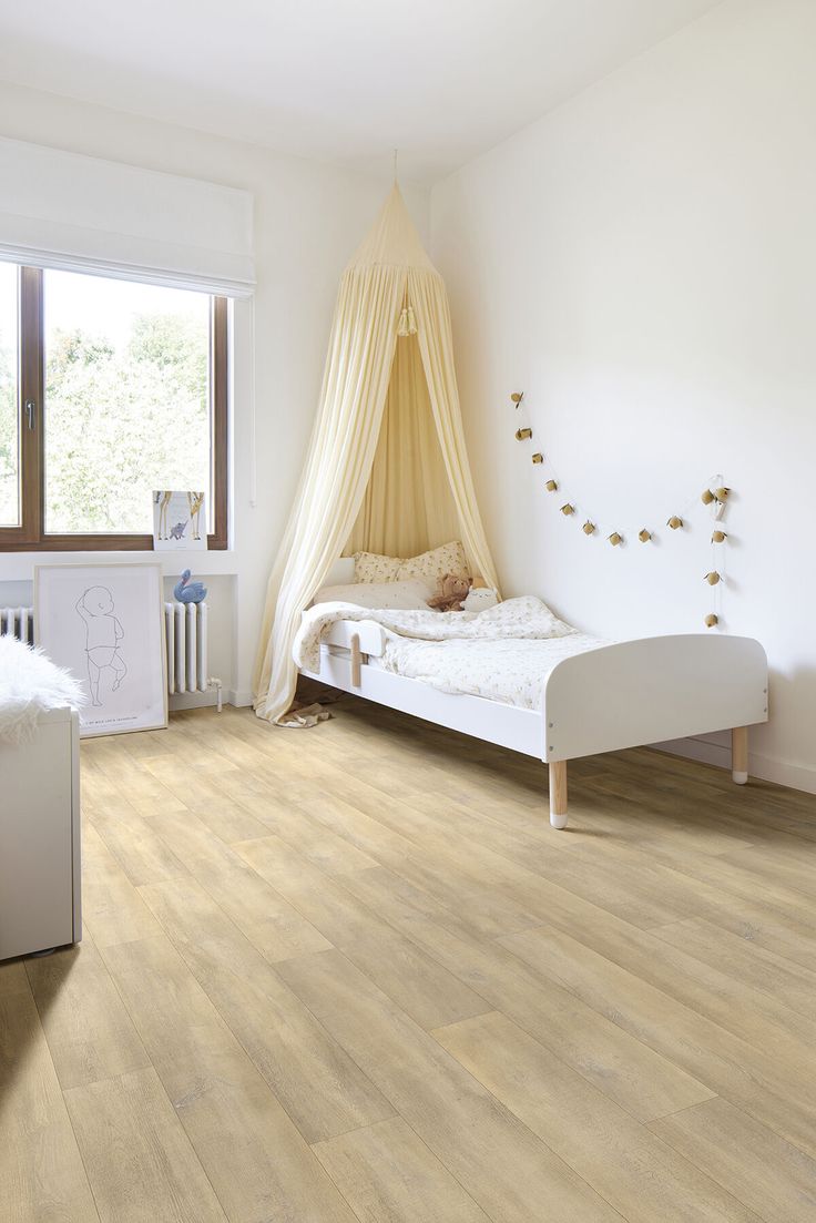 Les avantages du revêtement de sol vinyle en 2025 34 Chambre d'enfant avec sol en vinyle aspect bois