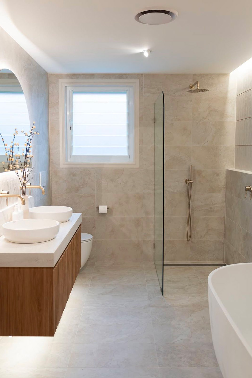 Sol pvc aspect pierre dans une salle de bain