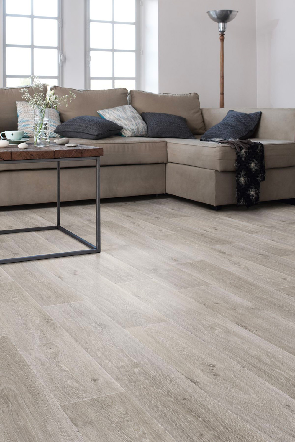 Sol vinyle aspect gris dans un salon